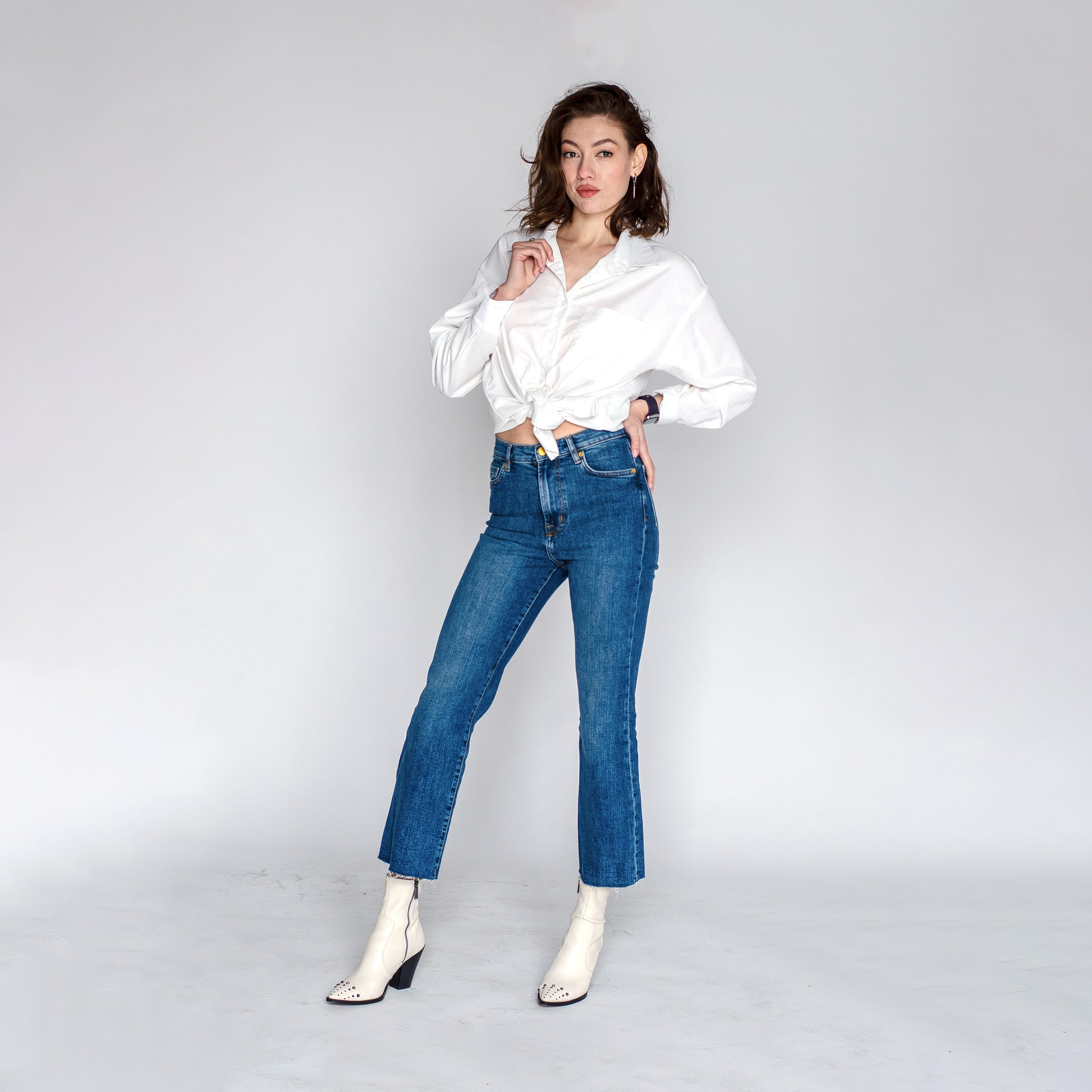 HIGH-RISE MINI FLARE JEANS IN WASHED BLUE – Thaleypa Aparel