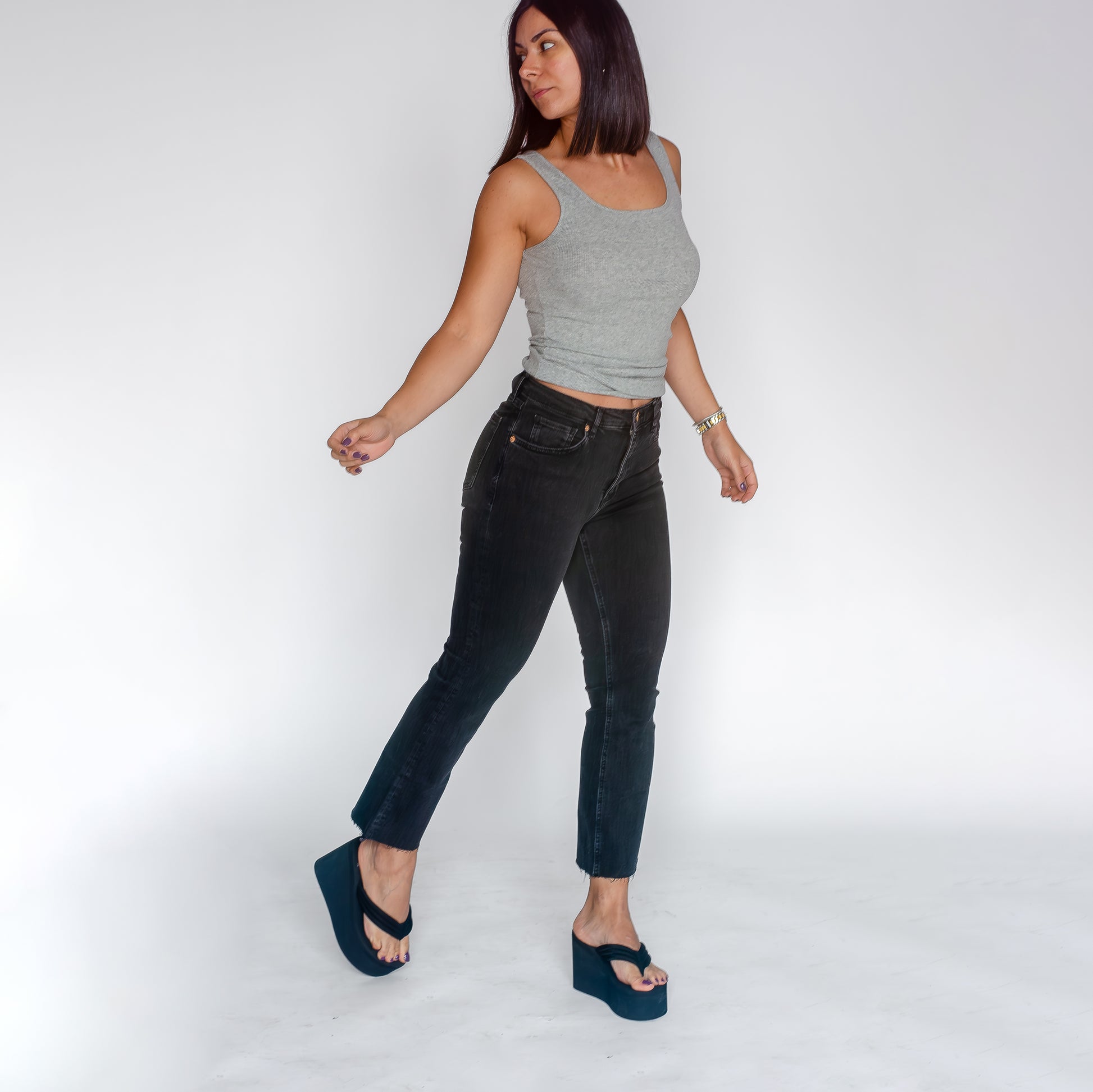 MID RISE MINI FLARE CROPPED JEANS IN BLACK – Thaleypa Aparel